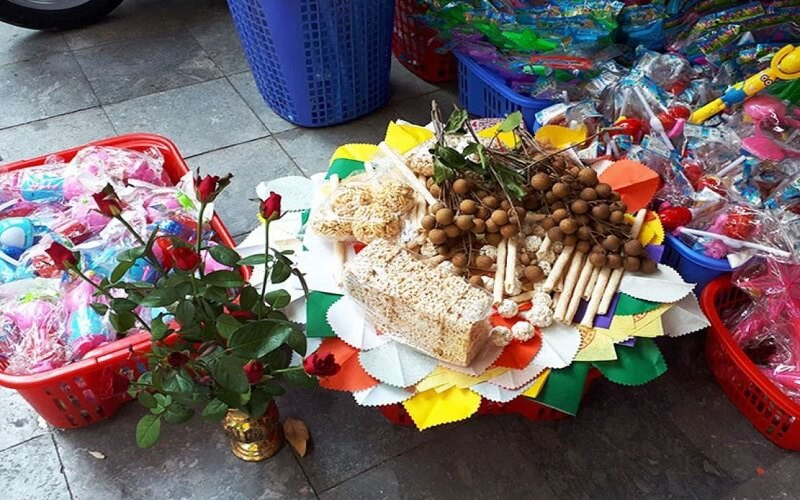 Bàn lễ vật cúng các bác được bày trí tươm tất trước sân