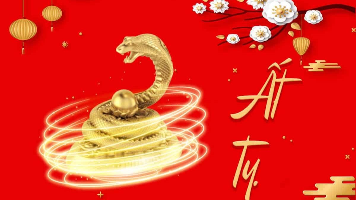 Bàn tay em bé cầm bóng đèn tượng trưng cho mệnh Phú Đăng Hỏa năm 2025