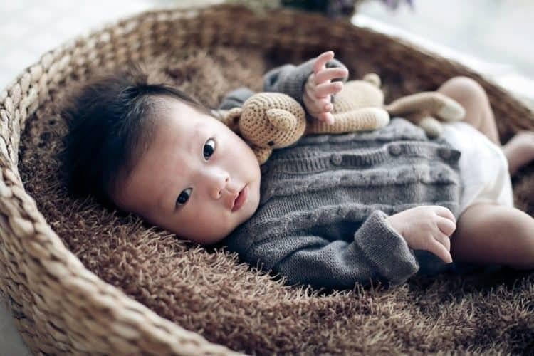 Bàn tay nhỏ nhắn của em bé Kỷ Hợi sinh năm 2019 mang mệnh gì, thể hiện sự kết nối gia đình