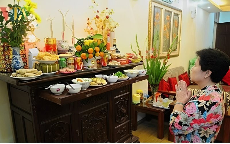 Bàn thờ gia tiên với đầy đủ lễ vật cúng tạ trong nhà vào dịp cuối năm