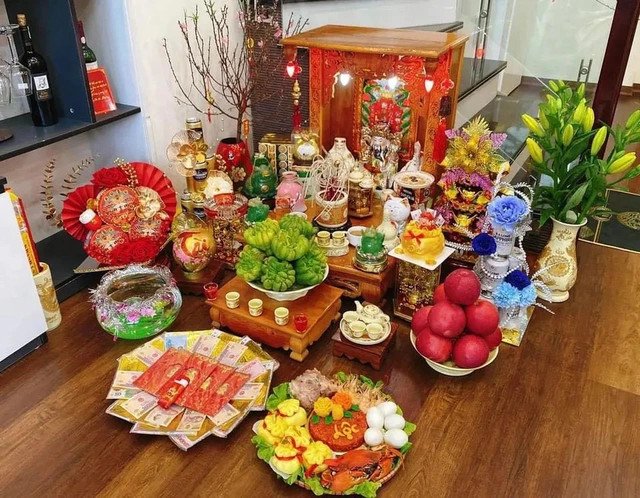 Bàn thờ Ông Địa Thần Tài với các lễ vật cúng trang trọng và bài văn khấn