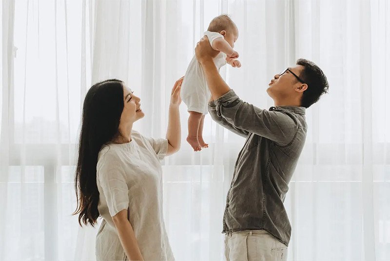 Bảng tổng hợp các tuổi cha mẹ nên sinh con 2025 để gia đình hòa thuận, may mắn