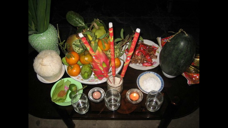 Bày biện mâm lễ chay đơn giản và tinh khiết cho lễ cúng ngoài trời đêm giao thừa