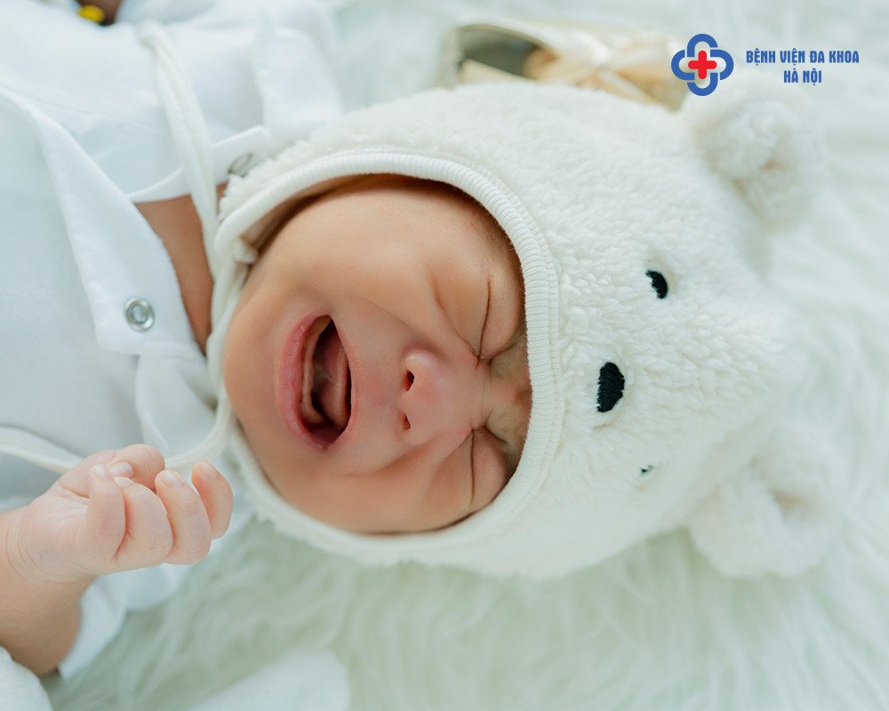 Bé sơ sinh đáng yêu đang khóc nhẹ