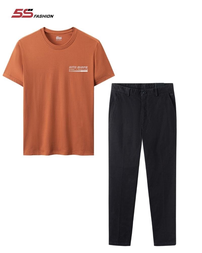 Bé trai sinh năm 2016 mặc áo T-shirt màu nóng kết hợp quần kaki đen để thu hút năng lượng tốt