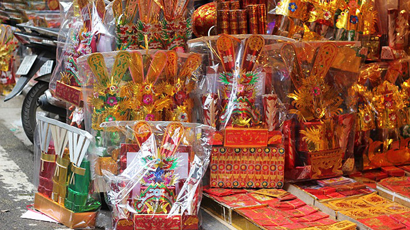 Bộ đồ cúng Ông Táo truyền thống gồm mũ, áo, hia và cá chép giấy trên mâm cúng