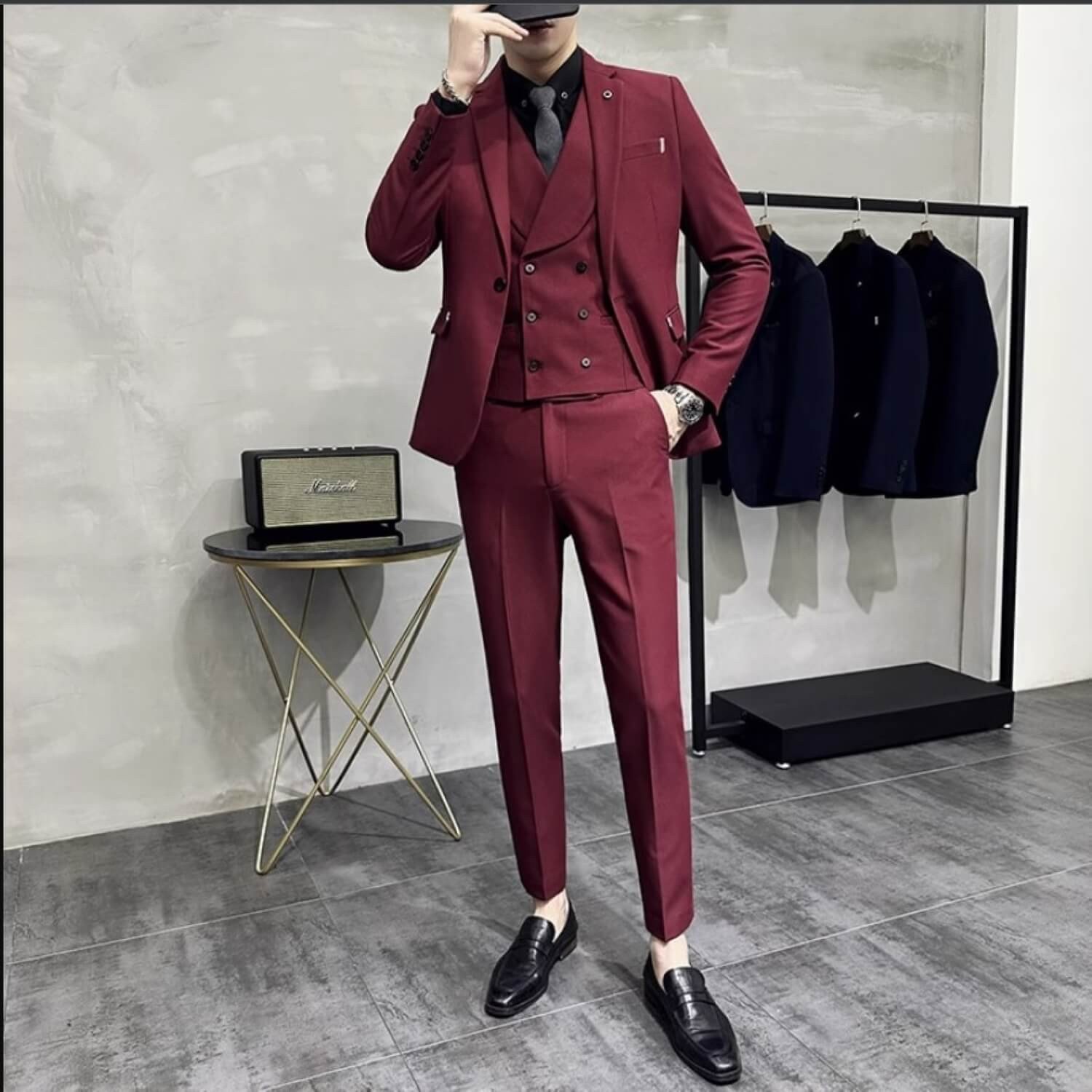 Bộ vest dự tiệc màu đỏ đô lịch lãm, lựa chọn trang phục phong thủy cho nam giới mệnh Thổ 1961