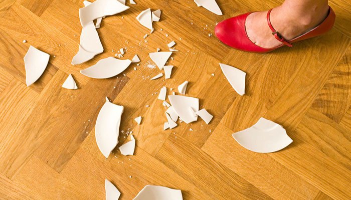 Các biểu tượng kiêng kỵ trong đêm giao thừa như gương vỡ, cãi vã và đổ rác