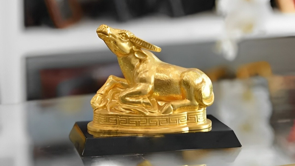 Các vật phẩm may mắn như vòng tay thạch anh xanh, tượng trâu mạ vàng, Sapphire đen phù hợp cho Quý Sửu 1973