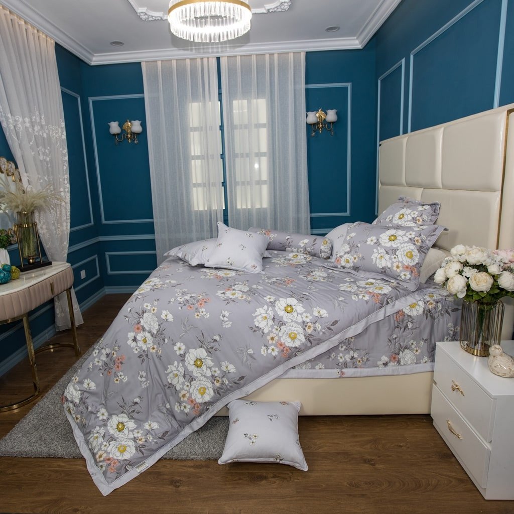 Chăn hè màu xám với họa tiết hoa trắng sống động, lựa chọn may mắn cho người tuổi Đinh Mùi và Ất Mùi