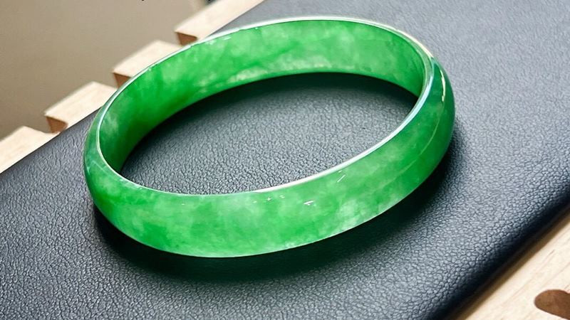 Chuỗi hạt ngọc cẩm thạch xanh cho người hợp mệnh