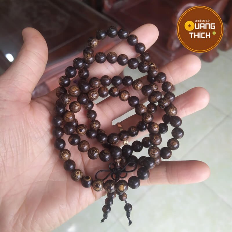 Chuỗi tràng hạt trầm hương màu nâu đất phù hợp cho người mệnh Thổ
