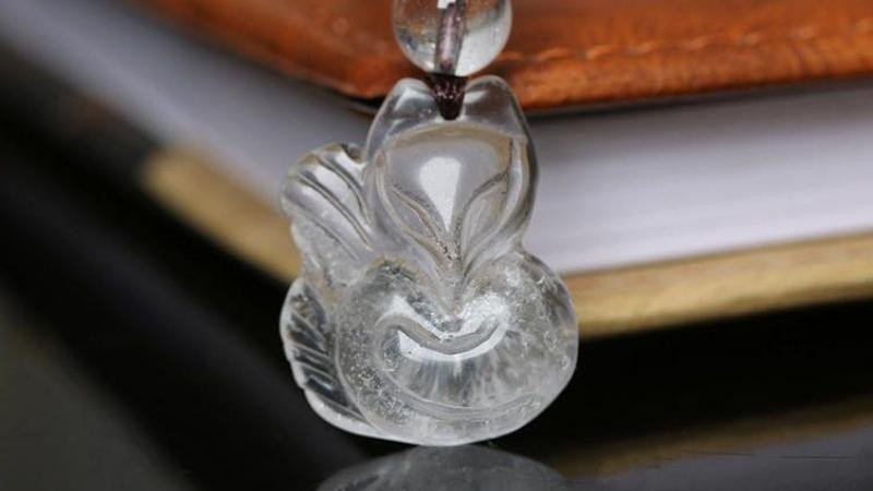 Đá hồ ly phong thủy với màu sắc trong trẻo, tượng trưng cho tình duyên và may mắn