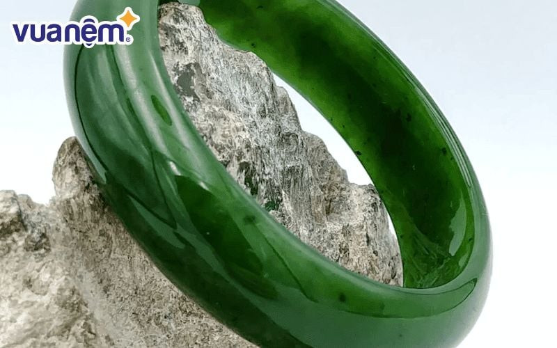 Đá quý ngọc tượng trưng cho sự cao quý, sang trọng trong tên Ngọc Diệp.