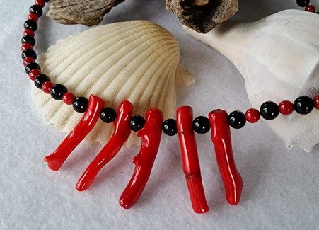 Đá san hô tự nhiên chế tác thành vòng tay phong thủy