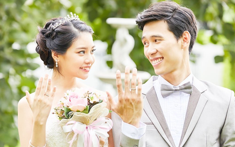 Đôi bàn tay đan vào nhau, biểu trưng cho sự hòa hợp và tình yêu bền vững của tuổi Kỷ Dậu