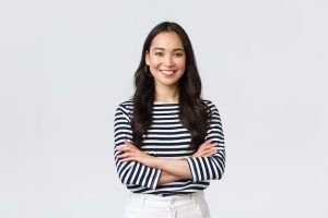 Đứa trẻ sinh năm 2017 mệnh gì cầm vật phẩm phong thủy may mắn