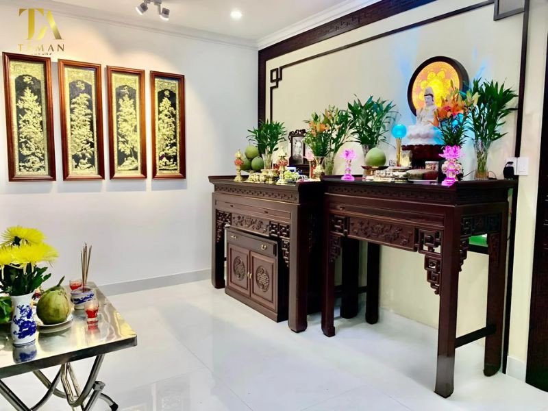 Gia chủ chuẩn bị lễ vật và trang phục trang nghiêm trước khi thực hiện văn khấn phật tại gia ngày mùng 1