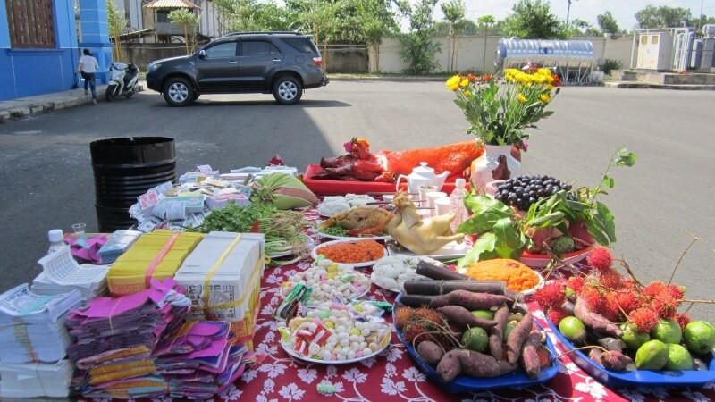 Gia chủ mặc trang phục chỉnh tề khi thực hiện văn khấn cúng các bác