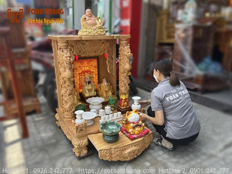 Gia chủ mặc trang phục trang nghiêm khi đọc văn khấn Thần Tài Thổ Địa ngày Rằm