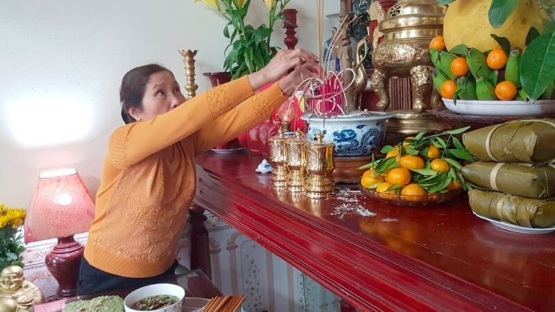 Gia chủ thành kính dâng lễ vật và đọc văn khấn trong nhà vào đêm giao thừa