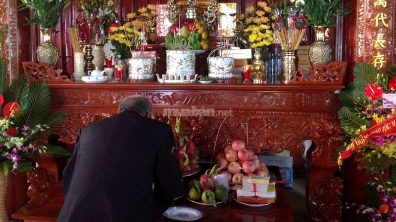 Gia chủ thành kính thực hiện nghi lễ văn khấn Mẹ Diêu Trì tại nhà với tấm lòng trang nghiêm.