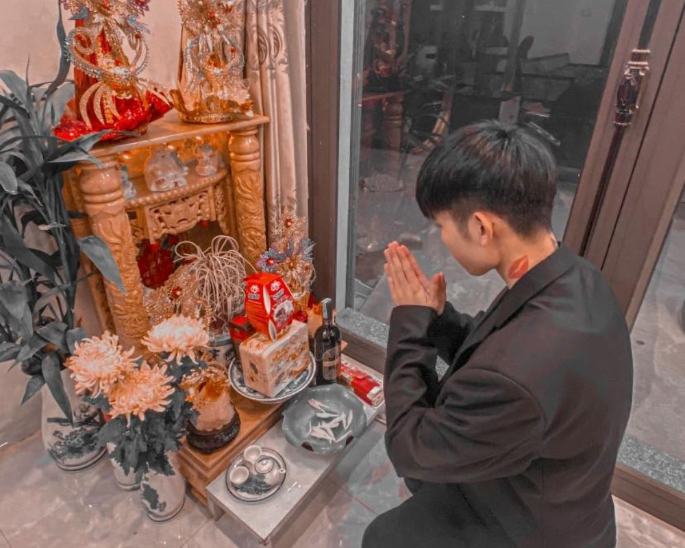 Gia chủ thắp hương, đọc văn khấn xin phép bao sái bàn thờ thần tài trước khi tiến hành nghi lễ