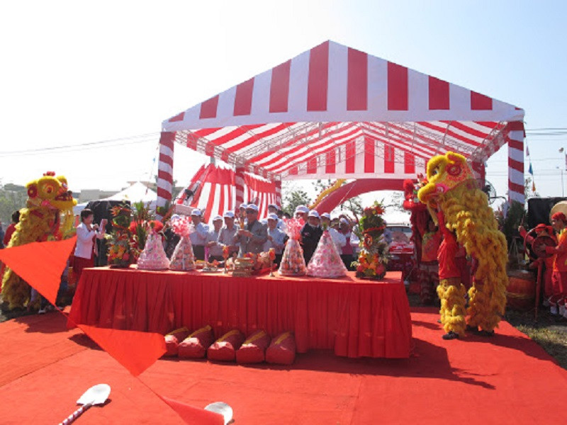 Gia chủ thực hiện nghi thức cúng động thổ xây nhà đúng phong thủy.