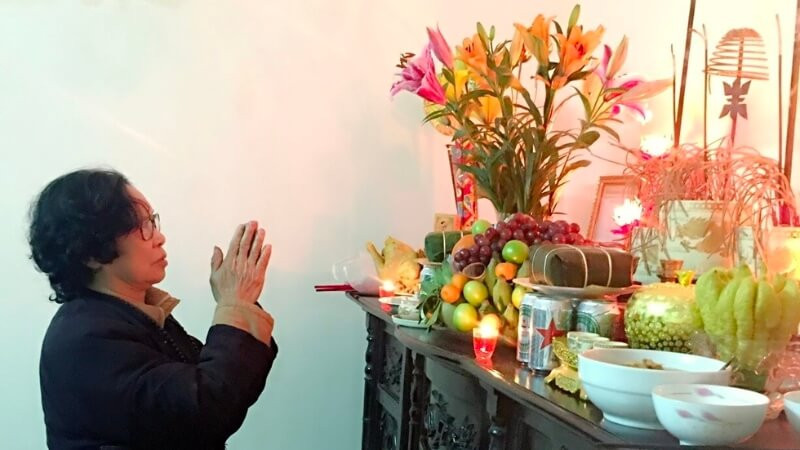 Gia chủ thực hiện nghi thức cúng giao thừa năm 2025