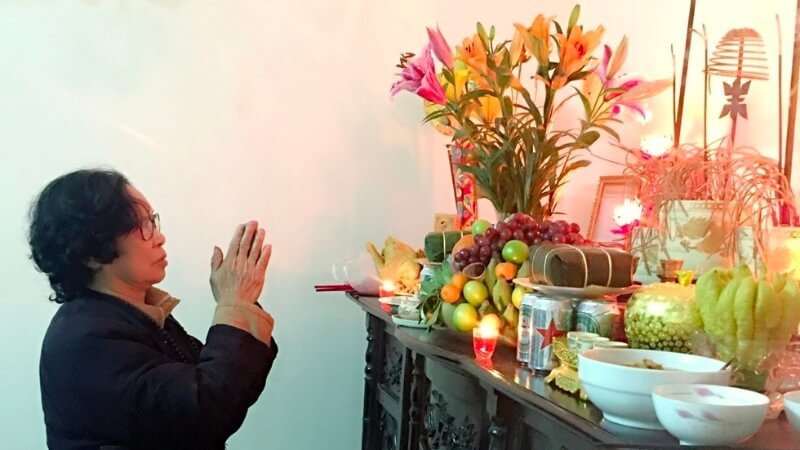 Gia chủ thực hiện nghi thức cúng giao thừa ngoài trời vào thời khắc chuyển giao năm mới