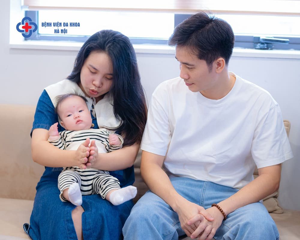 Gia đình hạnh phúc với bố mẹ và bé sơ sinh