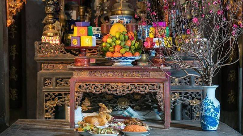 Gia đình quây quần bên bàn thờ ngày Tết