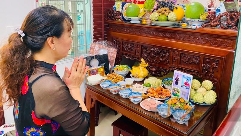 Gia đình quây quần bên bàn thờ tổ tiên trong ngày giỗ cha mẹ