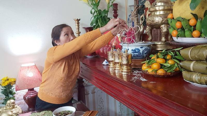 Gia đình quây quần bên bàn thờ tổ tiên trong ngày mùng 1 Tết