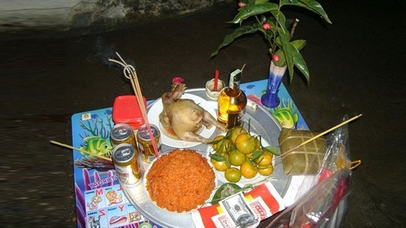 Gia đình quây quần bên mâm lễ cúng Giao thừa