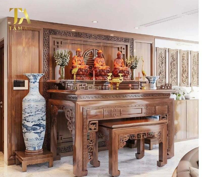 Gia đình sum vầy bên bàn thờ Phật tại gia, thể hiện sự thành kính và bình an trong nghi lễ văn khấn phật tại gia ngày mùng 1