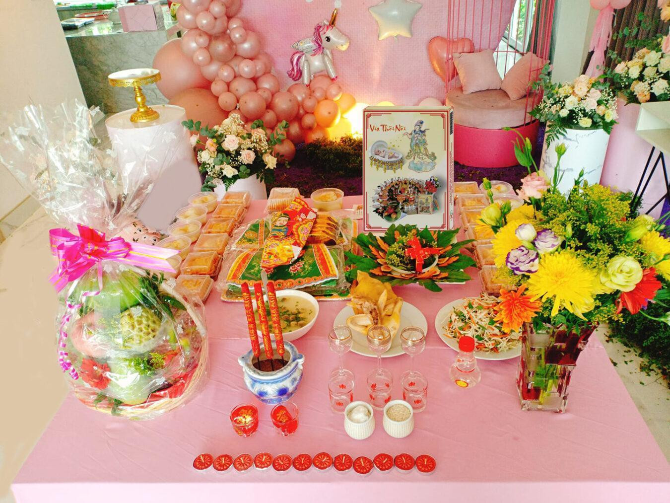 Gia đình thành tâm đọc văn khấn cúng thôi nôi cho bé tròn một tuổi