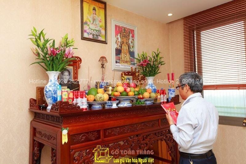 Gia đình tổ chức lễ cúng 49 ngày tại gia để tiễn biệt người thân