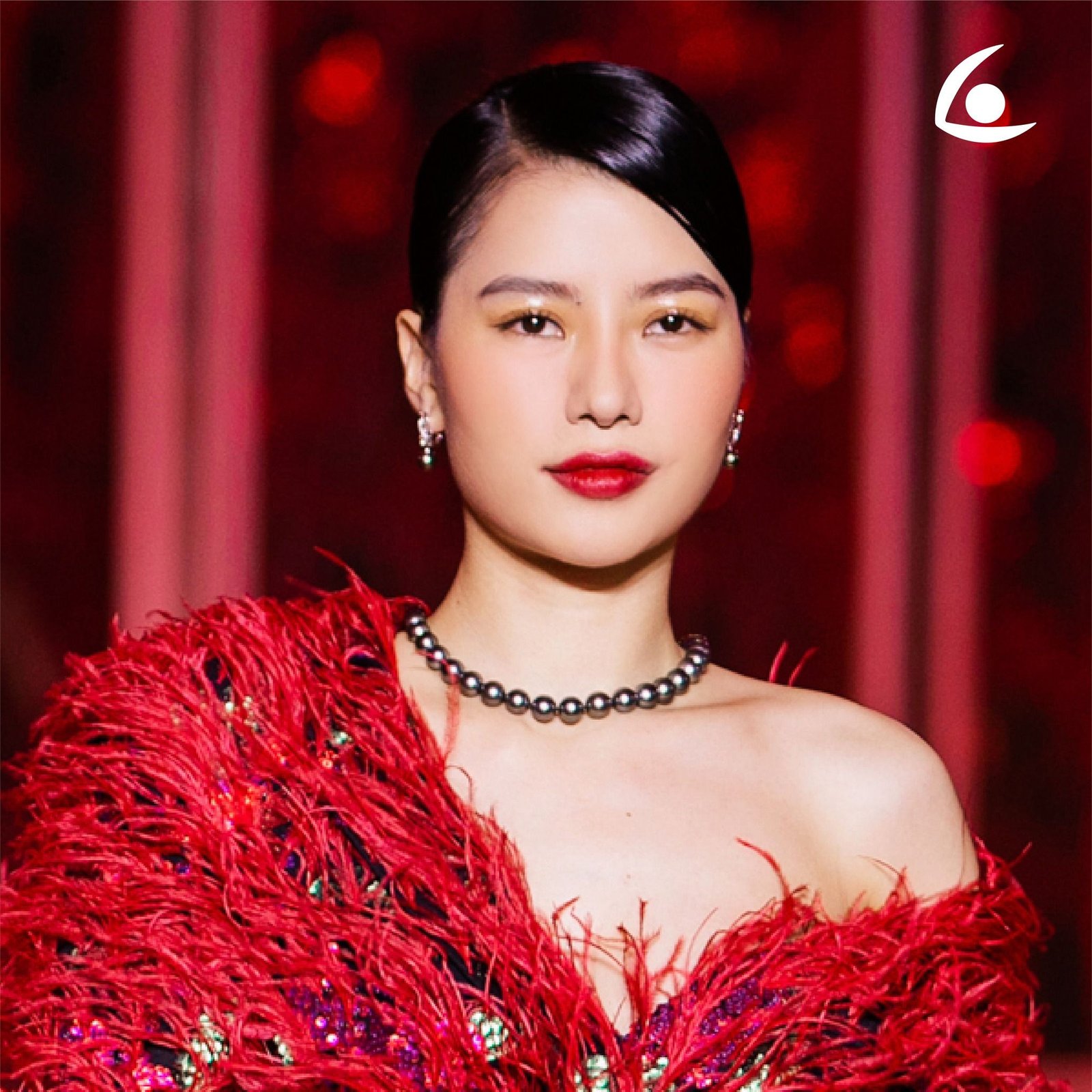 Hai người phụ nữ đang ngồi nói chuyện vui vẻ, tượng trưng cho sự hòa hợp và hợp tuổi trong các mối quan hệ.