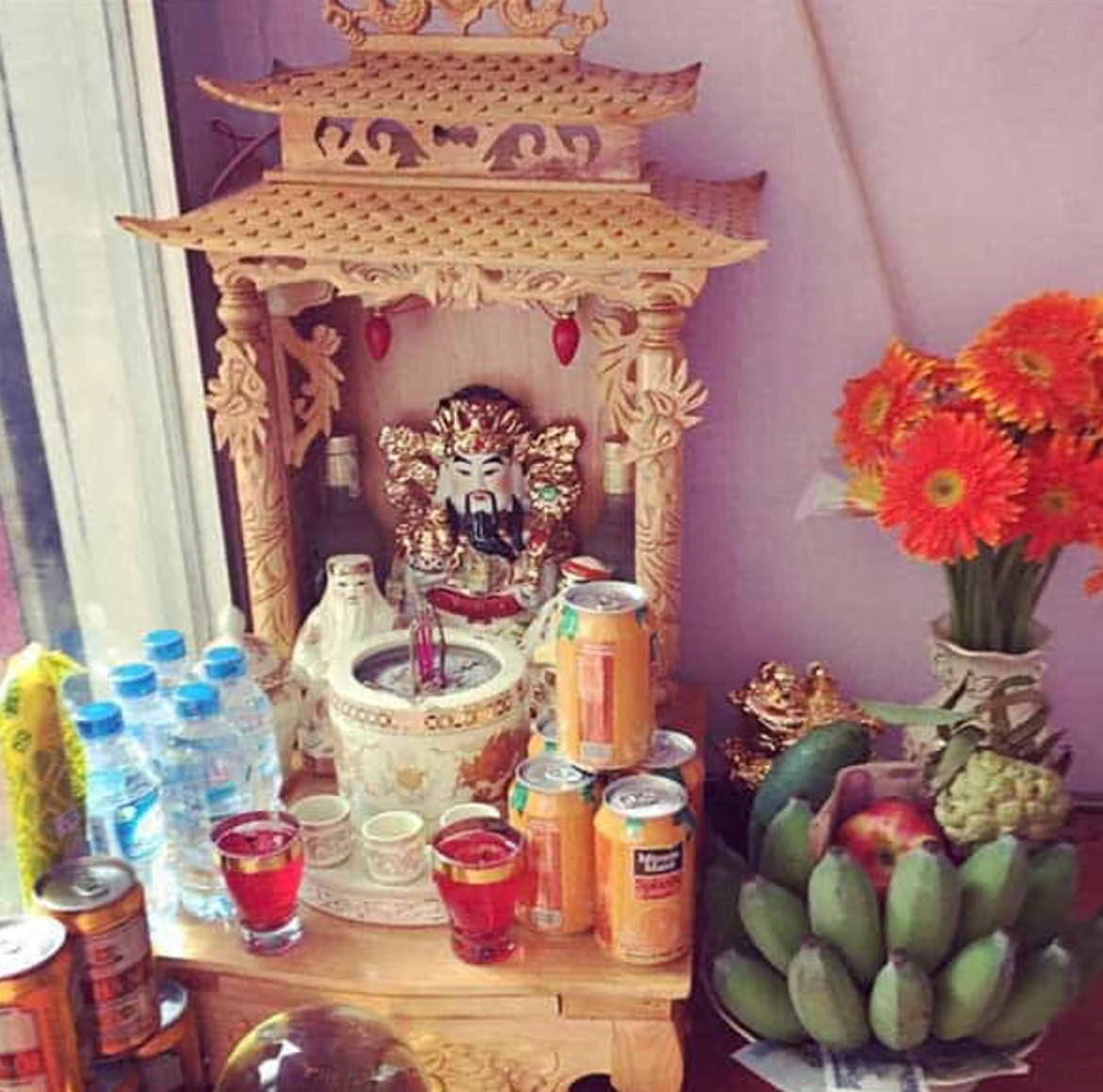 Hình ảnh bàn thờ Thần Tài Thổ Địa sạch sẽ, trang nghiêm để thực hiện văn khấn thần linh thổ địa tại nhà