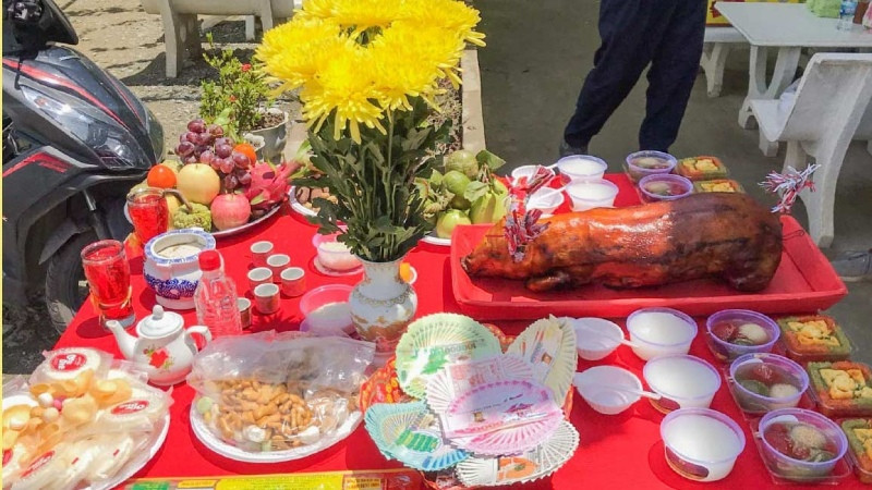 Hình ảnh một gia đình đang thành tâm thắp hương và cầu nguyện trước mâm cúng Rằm tháng 7, thể hiện lòng thành kính trong nghi lễ cúng gia tiên và Thổ Công.