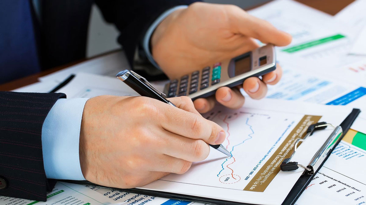 Hình ảnh người làm việc trong ngành phân tích tài chính phù hợp với Quý Tỵ 2013