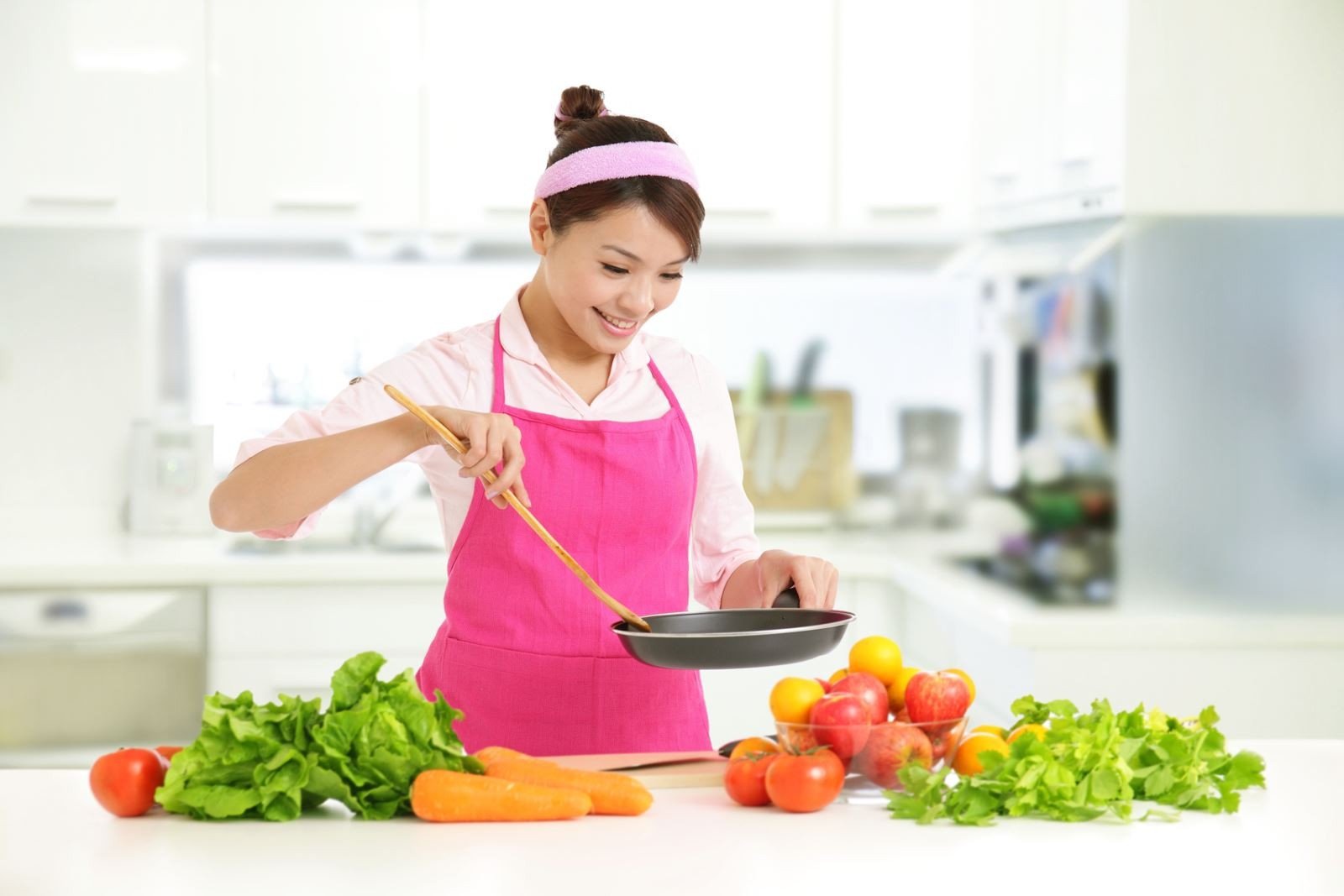 Hình ảnh người phụ nữ đang trang trí nhà cửa, tượng trưng cho sự đảm đang của nữ Kỷ Dậu