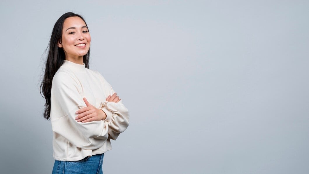Hình ảnh người phụ nữ thể hiện tính cách thân thiện nhưng cũng có phần nội tâm của nữ giới sinh năm Quý Hợi 1983.