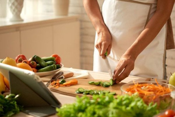 Hình ảnh nữ mạng Canh Tuất 1970 đảm đang, chăm lo gia đình