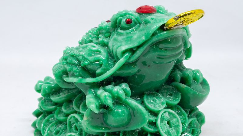 Hình ảnh Thiềm Thừ (cóc ba chân) ngậm đồng tiền vàng, vật phẩm phong thủy chiêu tài lộc phổ biến cho người sinh năm Đinh Sửu 1997.