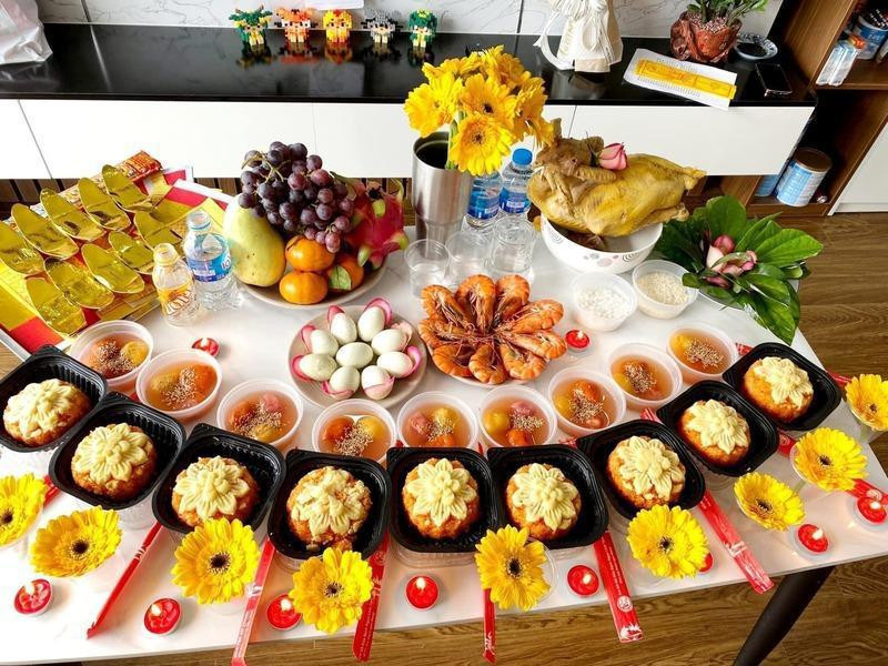 Lễ vật cúng đầy tháng bé gái miền Bắc bao gồm gà luộc và xôi gấc