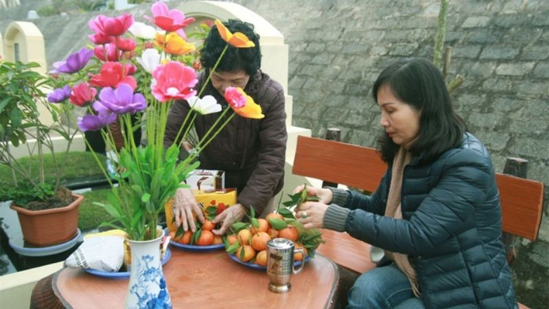 Lễ vật cúng Thanh Minh ngoài mộ gồm xôi, gà, hoa quả, vàng mã và hương đèn