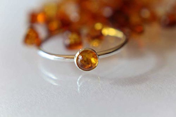 Lựa chọn đá hổ phách phong thủy phù hợp với mệnh để thu hút may mắn
