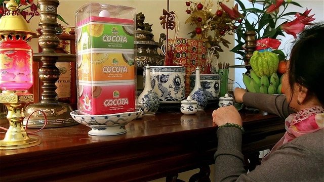Mâm cỗ cúng gia tiên trong ngày văn khấn ngày rằm mùng một với đầy đủ hương, hoa và lễ vật truyền thống.